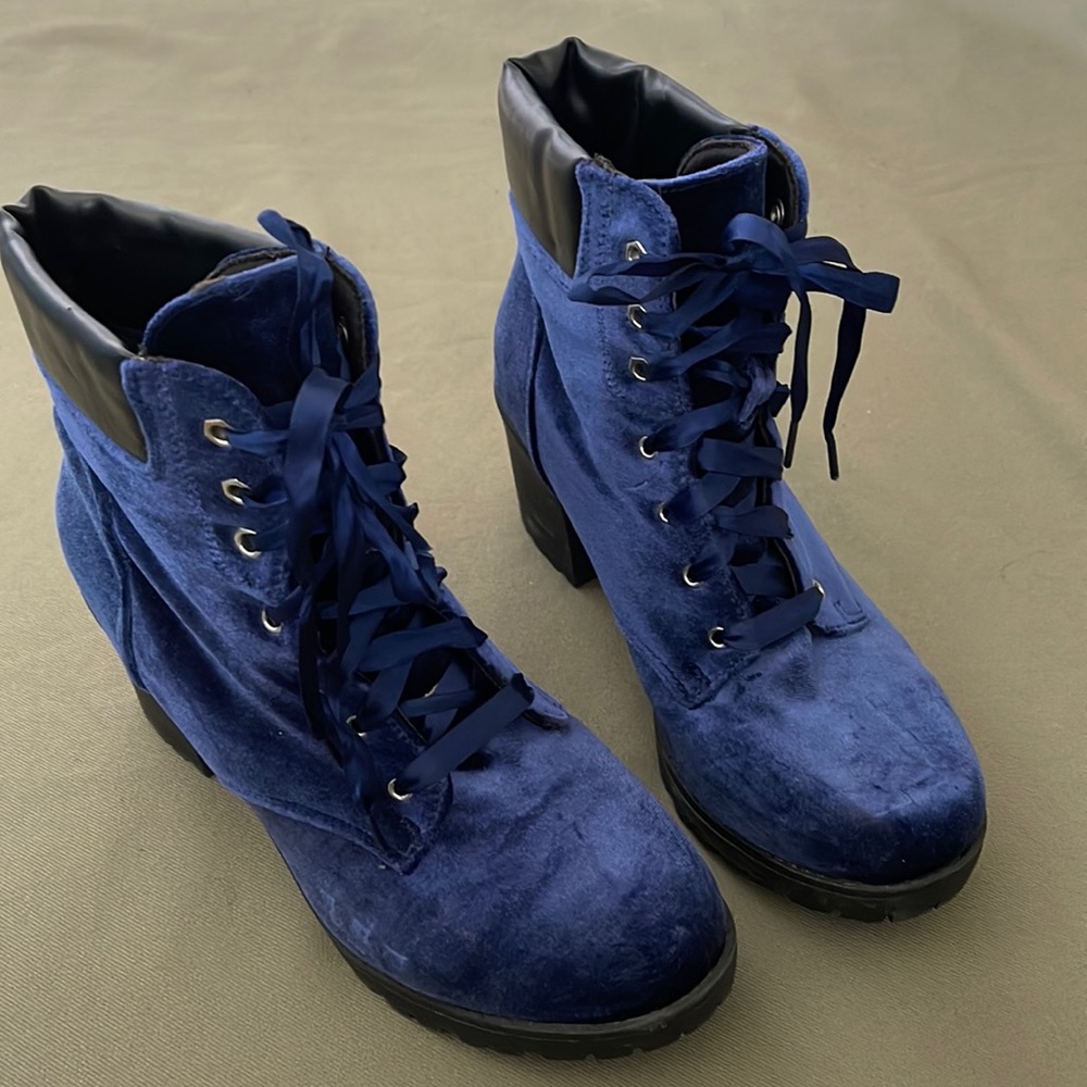SM New York. GIA style blue color Velvet lace up womens Boots size 8”